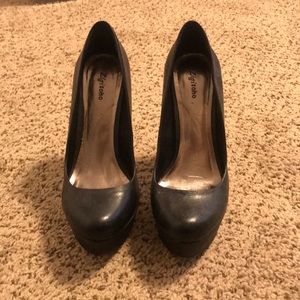 Black faux leather platform pump